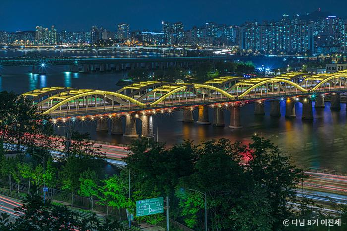 龍陽峰亭公園遠眺汝矣島與漢江夜景